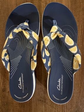 Clark’s cloudsteppers Navy Flip Flop Sandals with Yellow Lemon Print Straps